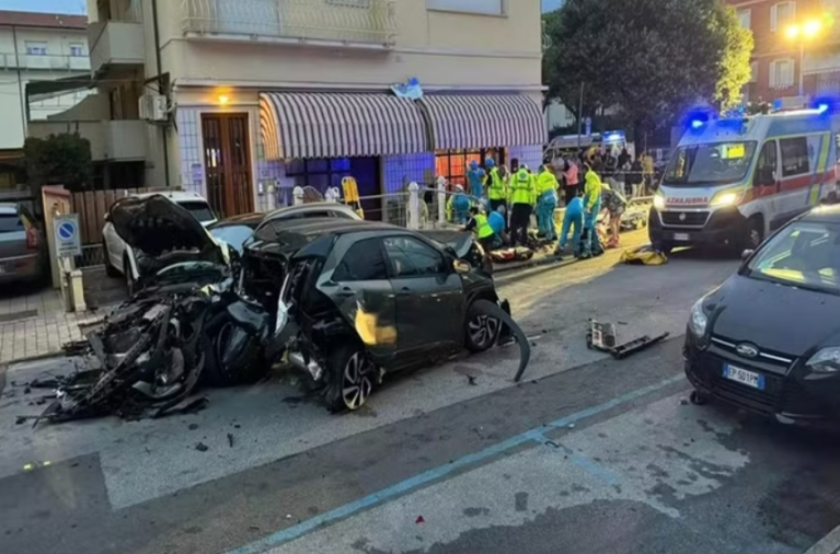 Brasileira avança sinais, atropela sete e mata duas turistas na Itália