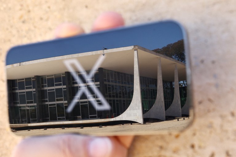 Logo da rede social X exibida em celular com reflexo do prédio do STF em Brasília, em imagem ilustrativa
30/08/2024