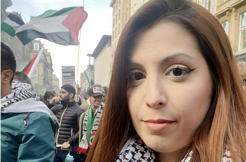 Nathalia Urban cobrindo manifestação pela causa palestina