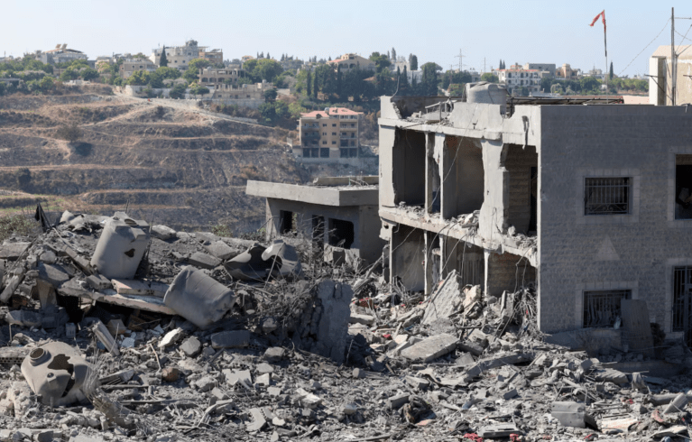 Vista mostra danos no local do ataque israelense em Saksakiyeh, sul do Líbano, 27 de setembro de 2024