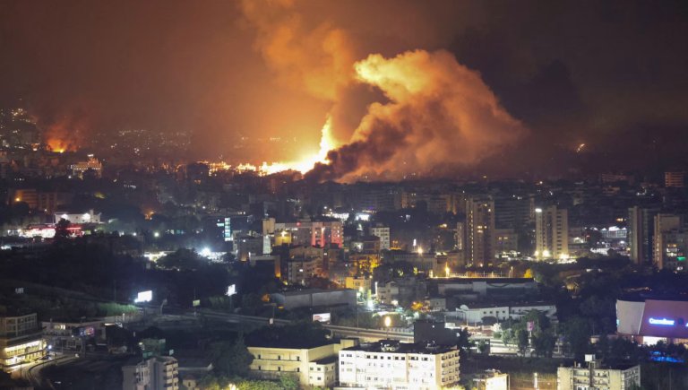 Ondas de fumaça após os ataques israelenses nos subúrbios ao sul de Beirute, em meio às hostilidades contínuas entre o Hezbollah e as forças israelenses, como visto em Sin El Fil, Líbano, 28 de setembro de 2024