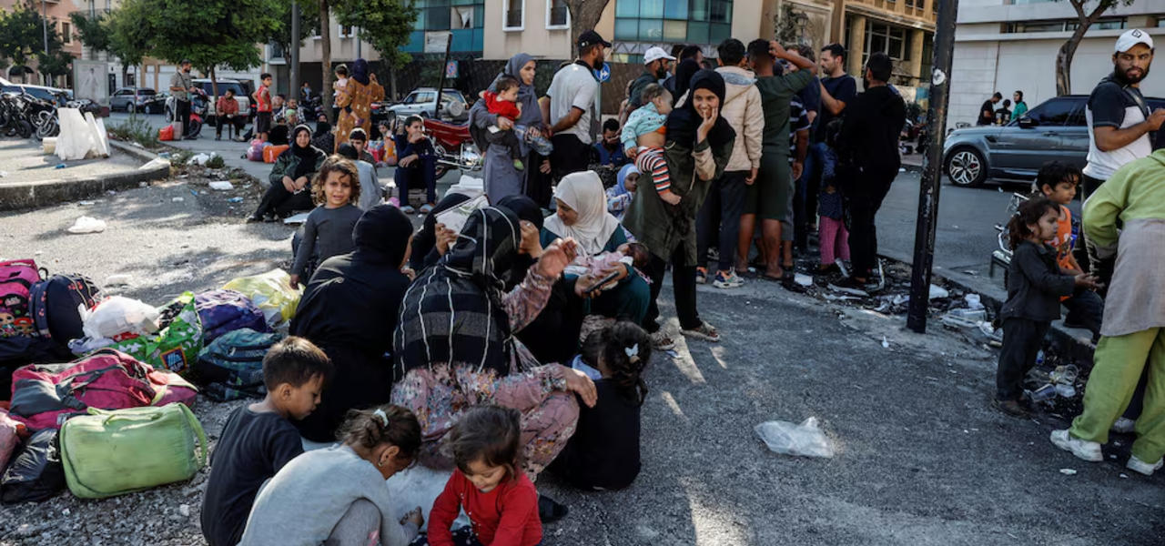 Famílias deslocadas se no centro de Beirute, fugindo dos ataques israelenses