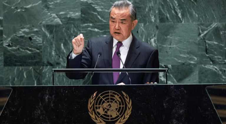 Wang Yi discursa na Assembleia Geral da ONU, em Nova York, EUA, 28 de setembro de 2024