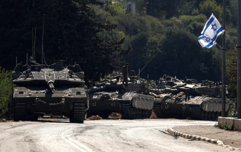 Tanques israelenses são vistos em uma estrada perto da fronteira de Israel com o Líbano, no norte de Israel, em 12 de outubro de 2023