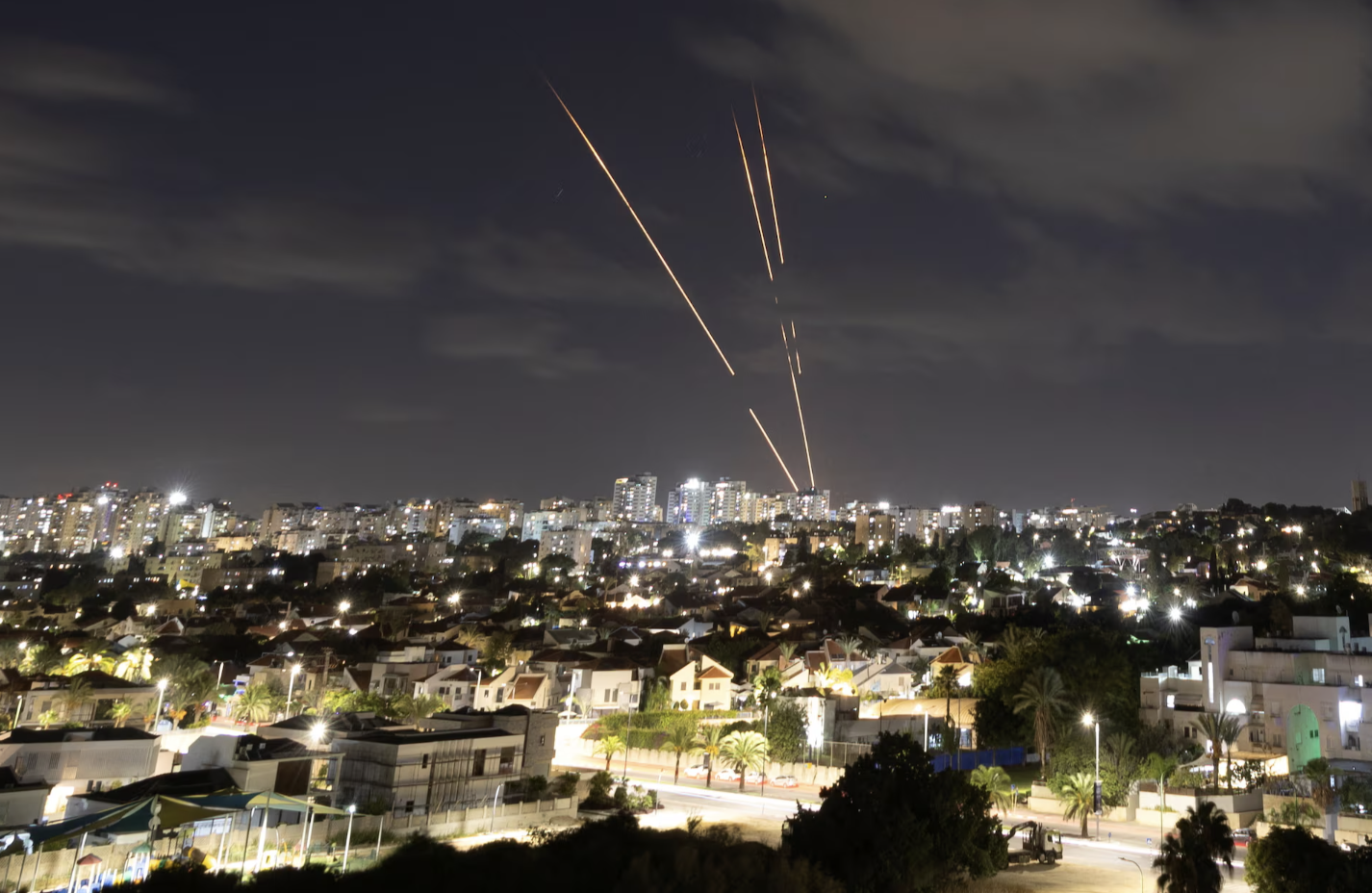 Sistema antimíssil Iron Dome de Israel intercepta foguetes, visto de Ashkelon, Israel, 1º de outubro de 2024