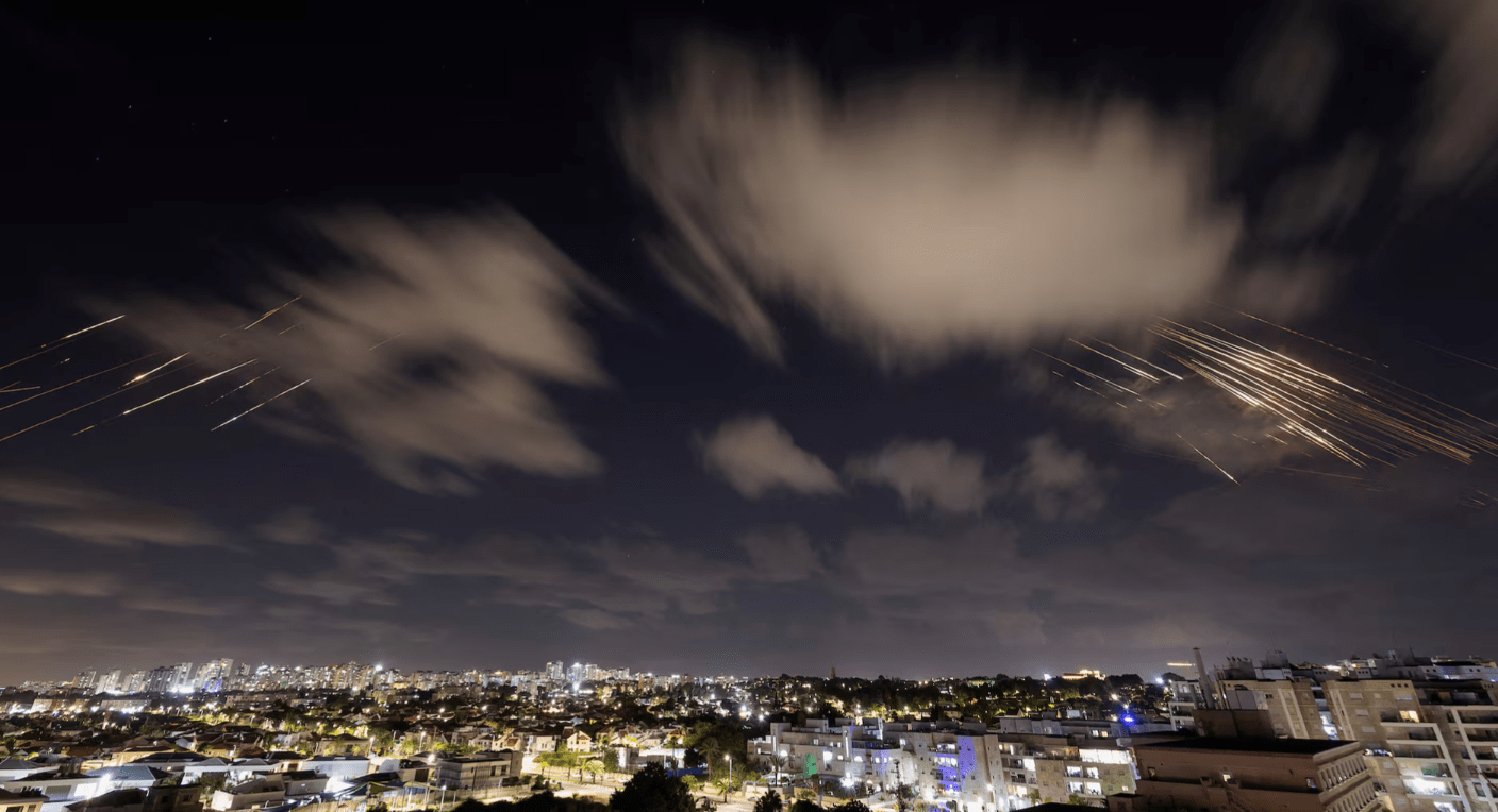 Sistema antimíssil Iron Dome de Israel intercepta foguetes, visto de Ashkelon, Israel, 1º de outubro de 2024