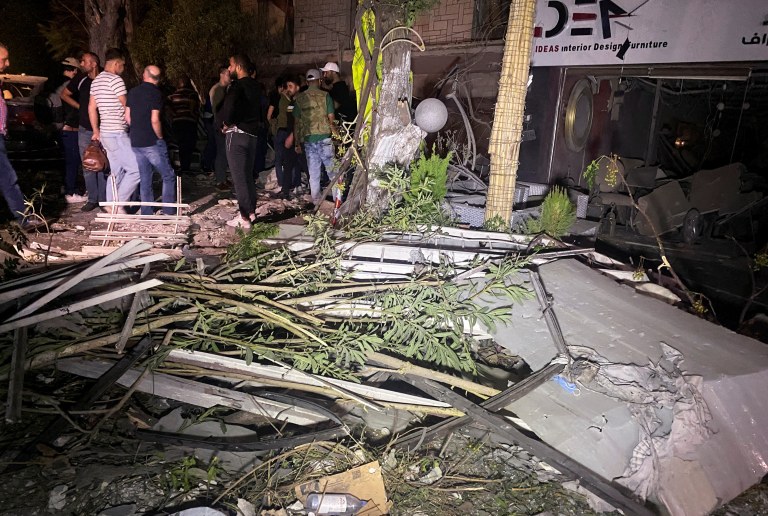 Pessoas se juntam perto de local de ataque israelense em Damasco