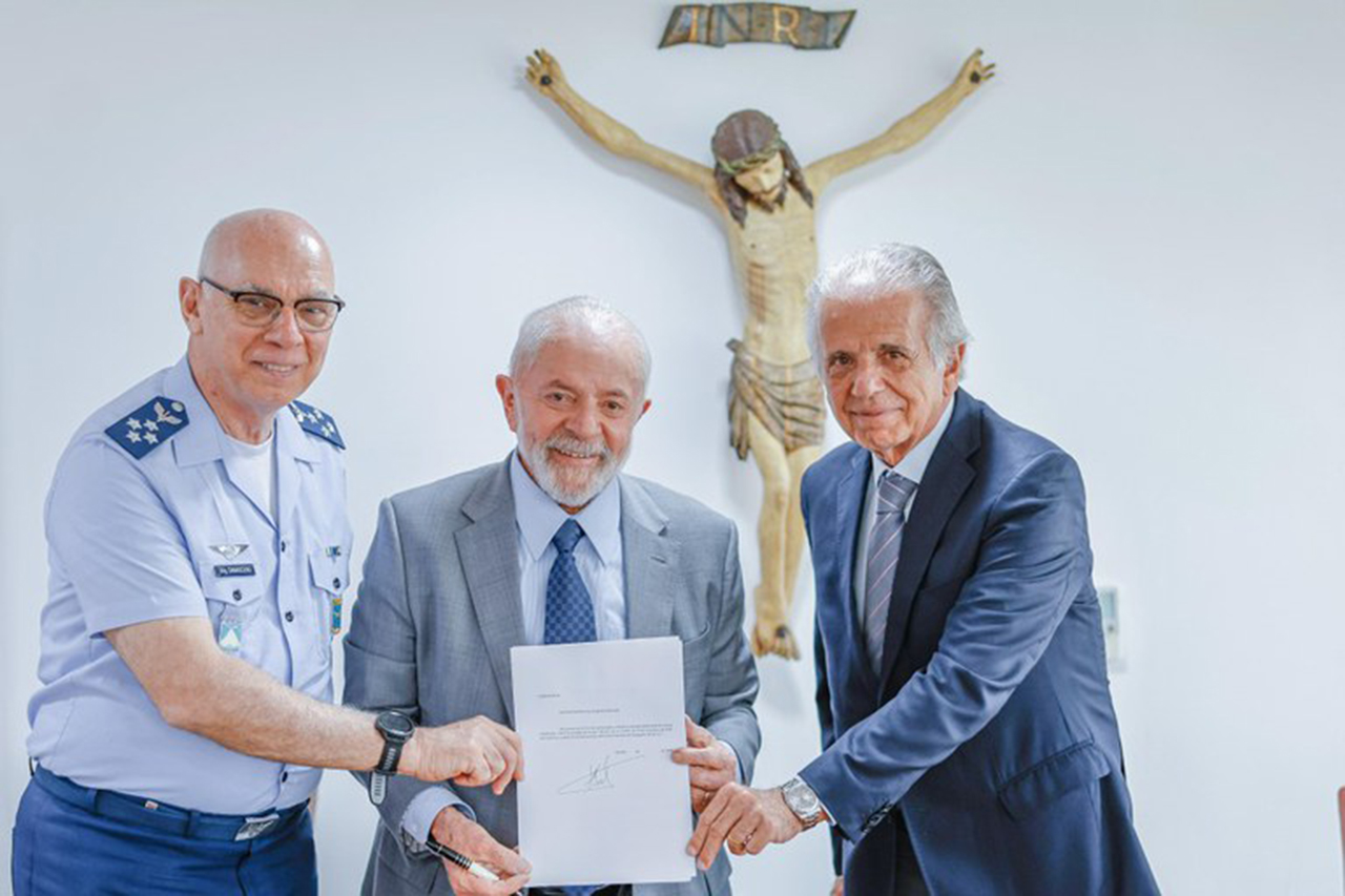 O presidente Lula entre o tenente-brigadeiro do ar Marcelo Damasceno, comandante da Aeronáutica (E), e o ministro da Defesa, José Mucio
