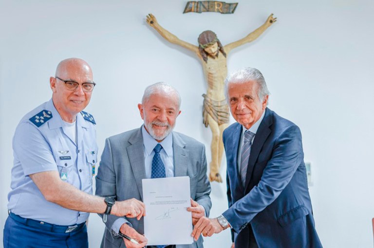 O presidente Lula entre o tenente-brigadeiro do ar Marcelo Damasceno, comandante da Aeronáutica (E), e o ministro da Defesa, José Mucio
