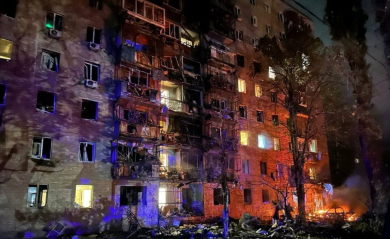 Prédio de apartamentos destruído pelos destroços de um míssil lançado pela Ucrânia, em Kursk, Rússia, 11 de agosto de 2024
