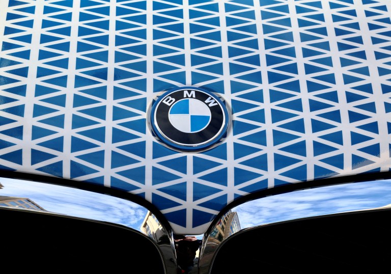 Logo da montadora alemã BMW em Bruxelas, Bélgica
28/02/2023
REUTERS/Yves Herman