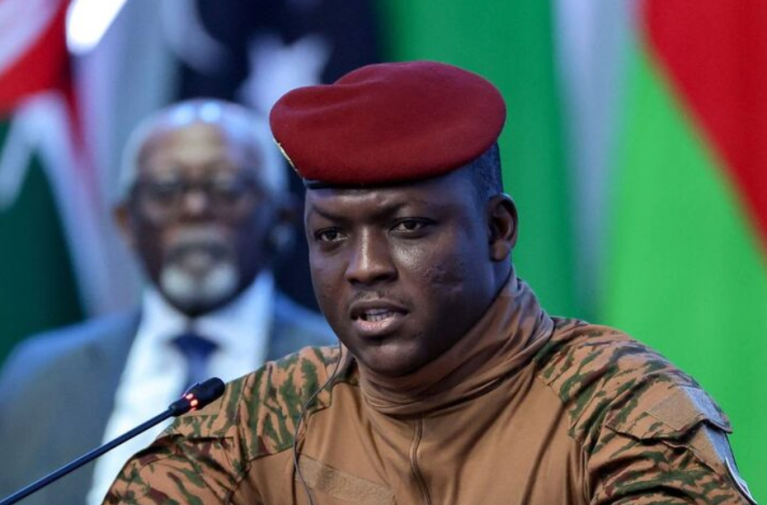 O presidente interino de Burkina Faso, Ibrahim Traoré, participa numa sessão da cimeira Rússia-África em São Petersburgo, 28 de julho de 2023