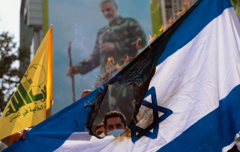 Iranianos queimam uma bandeira israelense durante um comício no Dia Anual de Quds, em Teerã, Irã, em 7 de maio de 2021