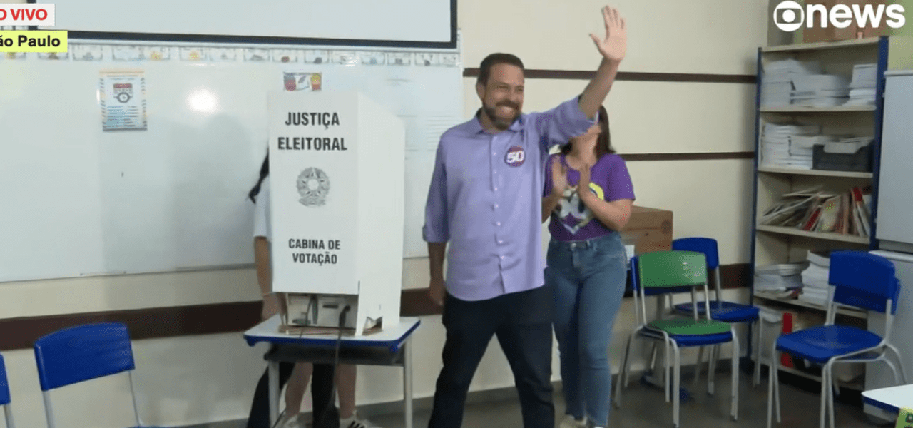 Guilherme Boulos ao lado da cabine de votação