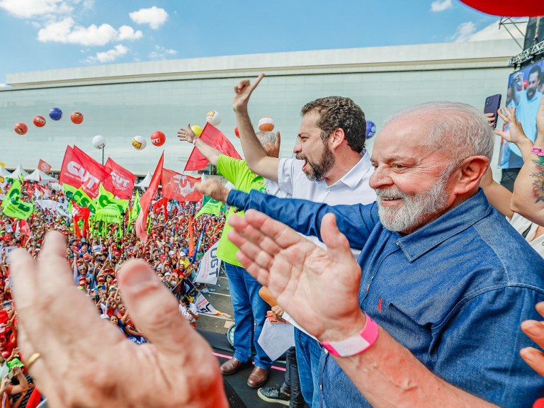 Lula (de azul), Guilherme Boulos (roupa branca) e outras lideranças