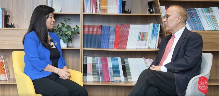 A professora Shi Yi, do Departamento de Inglês da Universidade de Relações Exteriores da China, e o renomado comentarista de assuntos internacionais dos EUA, Einar Tangen