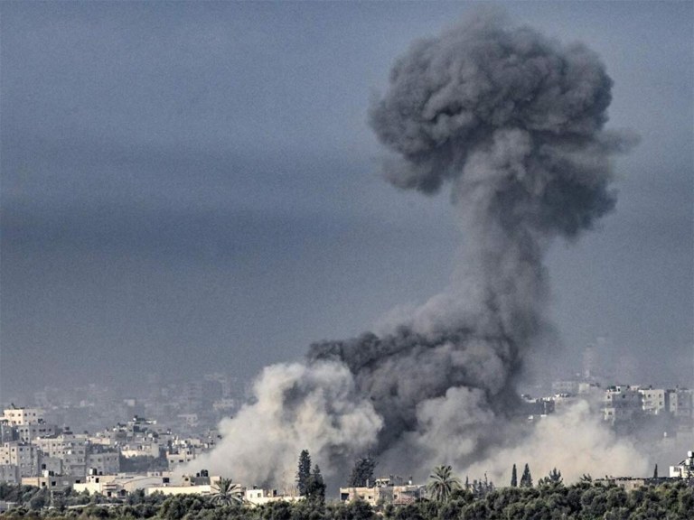 Israel bombardeia Gaza