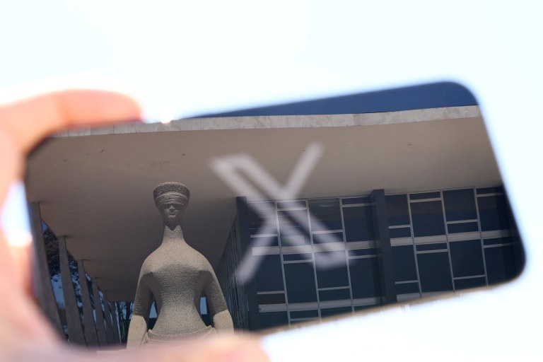 Reflexo da fachada do STF em tela de celular em que aparece o logo da rede social X
30/08/2024