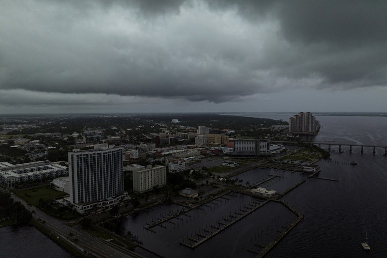 Imagem feita por drone mostra nuvens de tempestade sobre o rio Caloosahatchee em meio à aproximação do furacão Milton de Fort Myers, no Estado norte-americano da Flórida