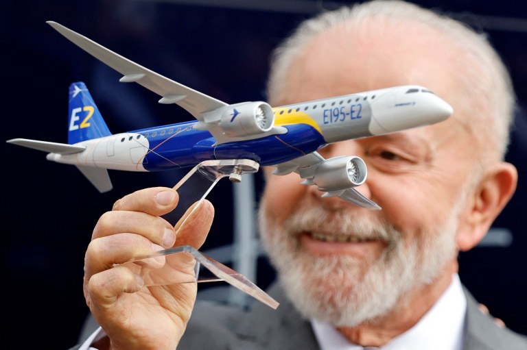 Presidente Luiz Inácio Lula da Silva segura miniatura de avião Embraer E195-E2 durante cerimônia na Base Aérea de Brasília
08/10/2024