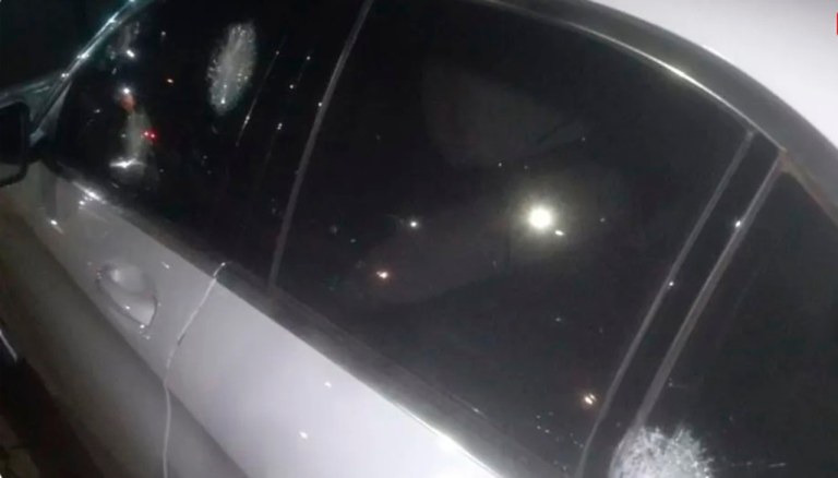 Carro alvo de tiros