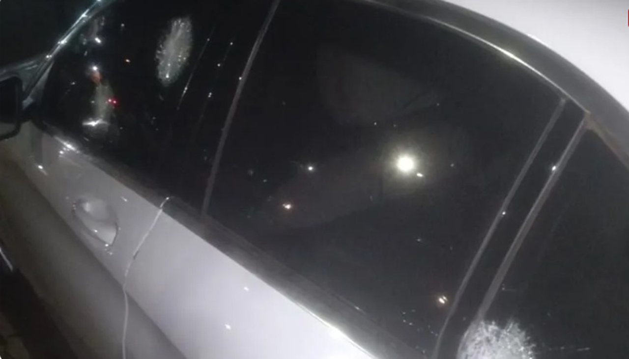 Carro alvo de tiros