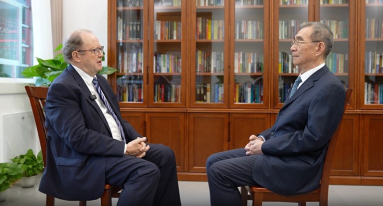 Lin Yifu, diretor do Instituto de Nova Economia Estrutural da Universidade de Pequim e presidente honorário da Escola Nacional de Desenvolvimento, e John Ross, ex-diretor do Departamento de Política Econômica e Empresarial da cidade de Londres