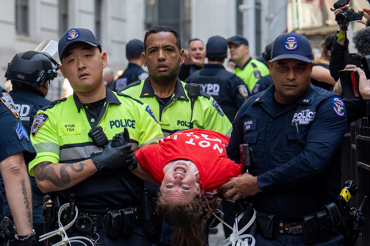 Policiais prendem manifestante pró-Palestina em frente à Bolsa de Valores de Nova York
