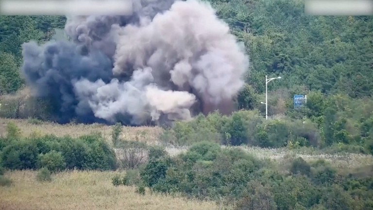 Fumaça sobe após forças norte-coreanas explodirem estrada que ligava a Coreia do Norte à Coreia do Sul do lado norte-coreano da fronteira