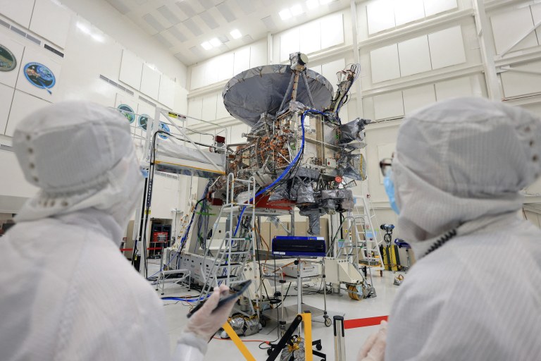 Espaçonave Europa Clipper sendo construída e testada no Laboratório de Propulsão a Jato durante um tour pela mídia, em Pasadena, Califórnia, EUA