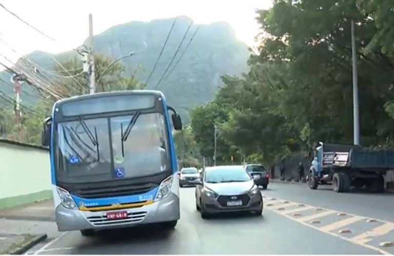 Ônibus usado por criminosos no Rio