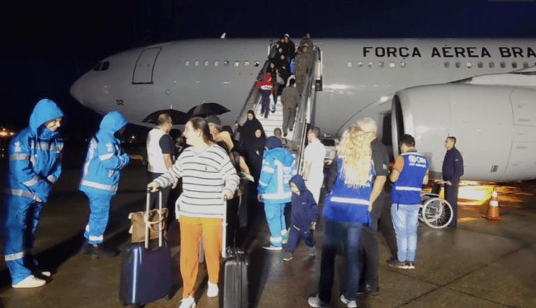 Quando deixam a aeronave, os brasileiros e familiares contam com o acolhimento de profissionais