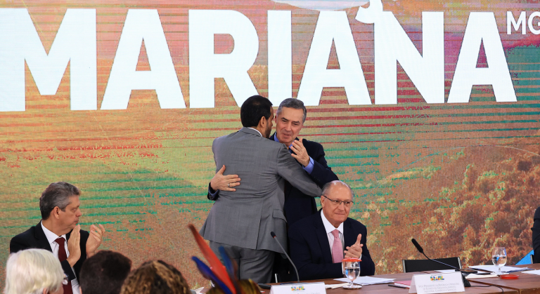 Jorge Messias e Luís Roberto Barroso