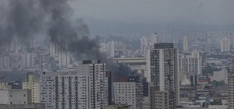 Fogo em prédio na região do Brás, São Paulo (SP)