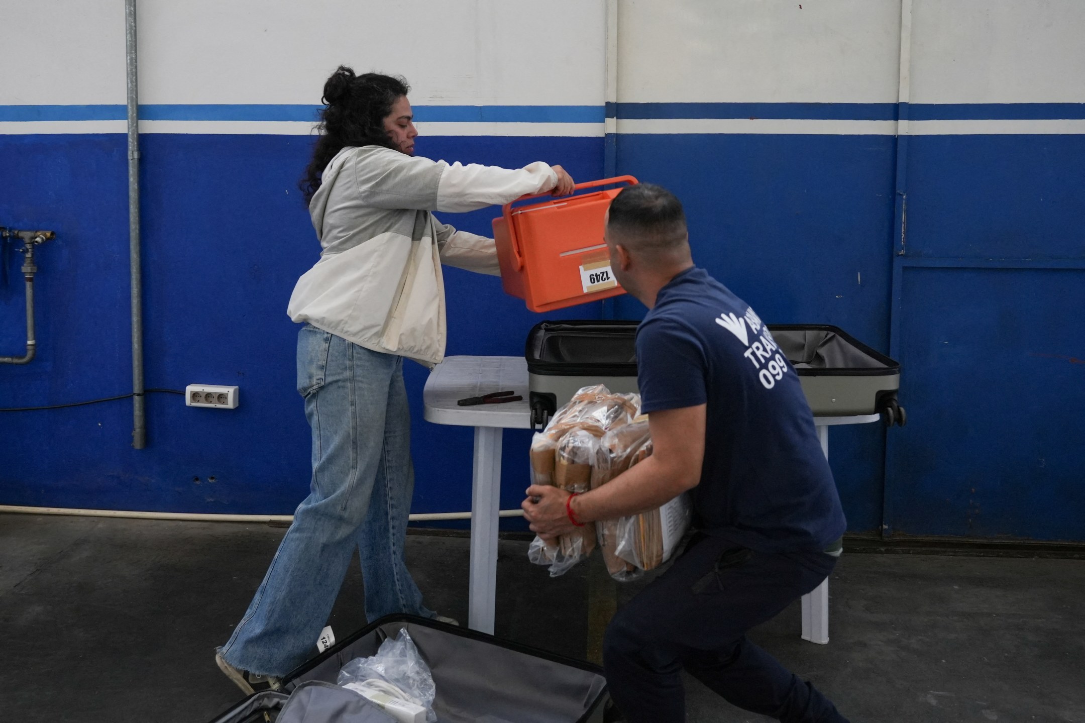 Funcionária eleitoral prepara material de votação para distribuição em Montevidéu, 25/10/2024