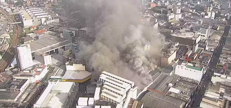 Incêndio atinge shopping de compras na rua Barão de Ladário, no Brás, Centro de São Paulo
