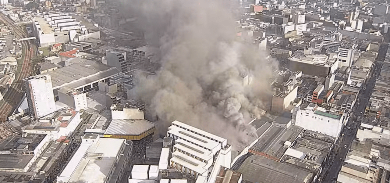 Incêndio atinge shopping de compras na rua Barão de Ladário, no Brás, Centro de São Paulo