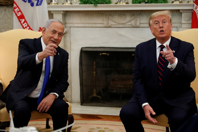 Benjamin Netanyahu (à esq.) e Donald Trump se reúnem na Casa Branca em 2020