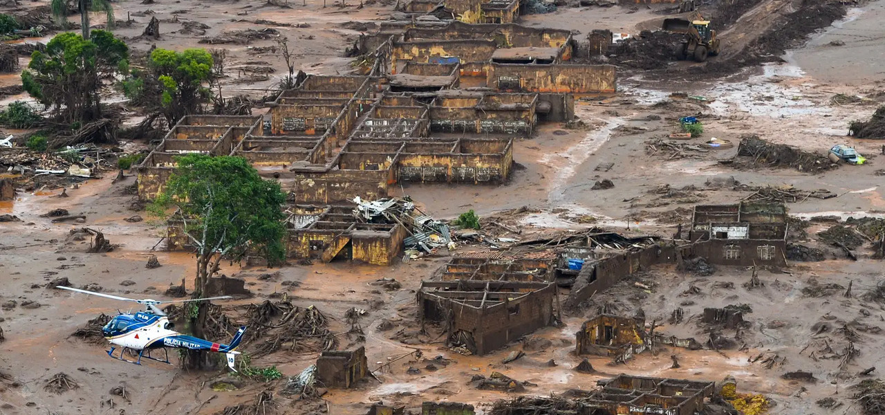Destruição em Mariana (MG) após rompimento da barragem de Fundão