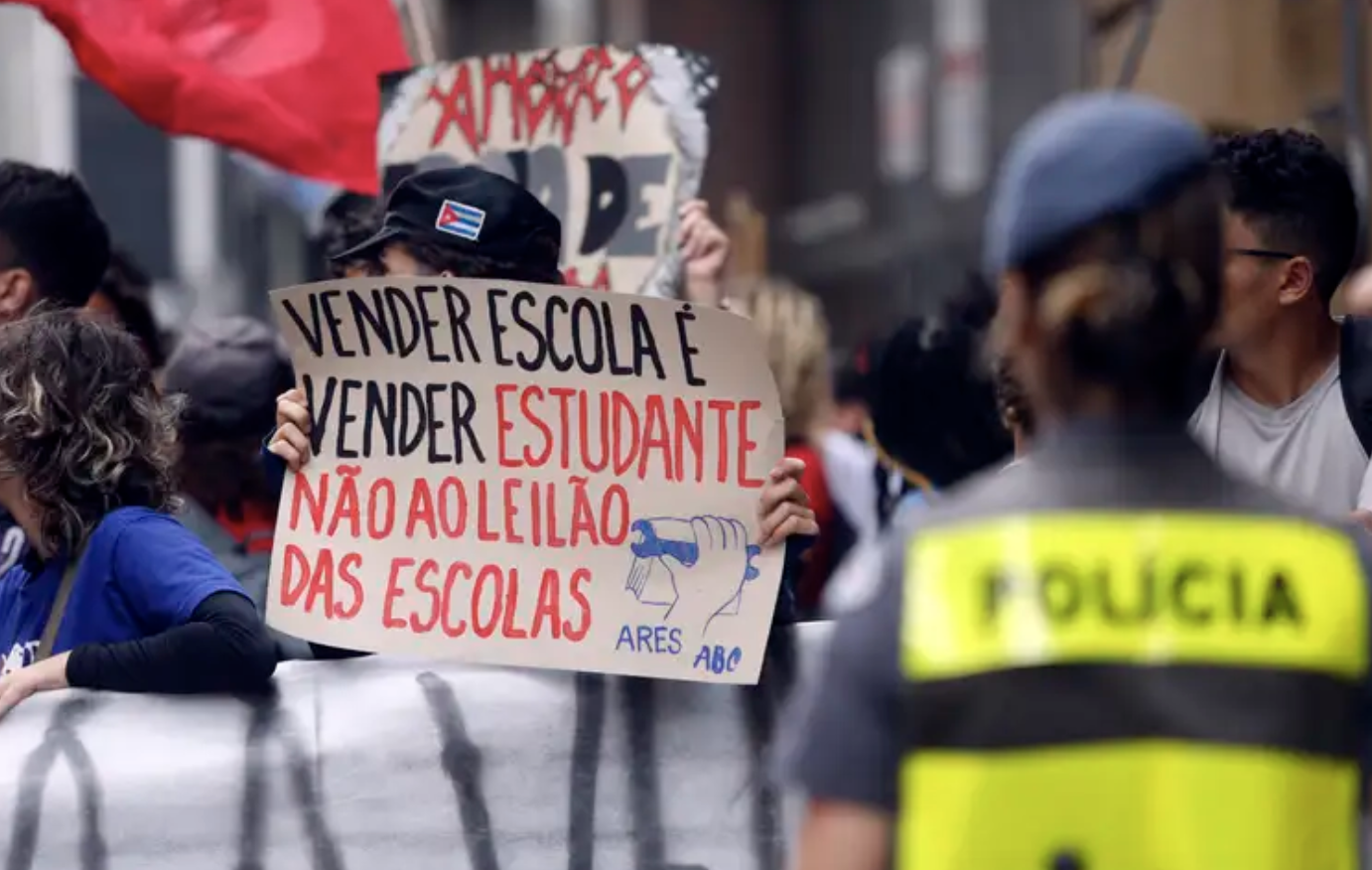 Estudantes protestam do lado de fora de prédio durante manifestação contra o Leilão da Parceria Público-Privada (PPP) de Novas Escolas