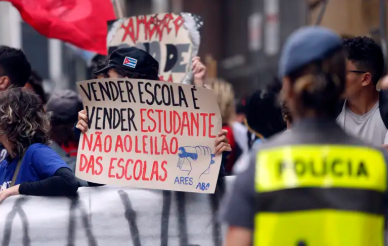 Estudantes protestam do lado de fora de prédio durante manifestação contra o Leilão da Parceria Público-Privada (PPP) de Novas Escolas