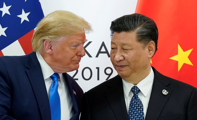 Donald Trump (à esq.) e Xi Jinping