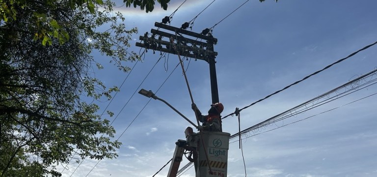 Funcionário da Light realizando manutenção