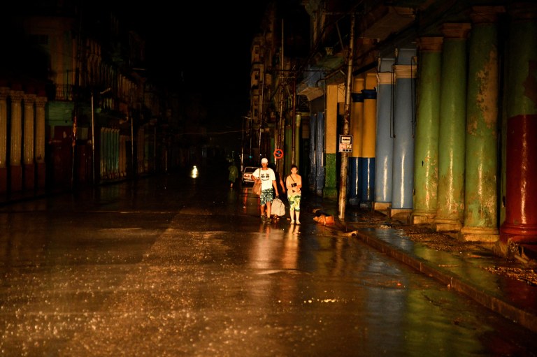 Pessoas caminham em rua sem energia de Havana, Cuba, após passagem do furacão Rafael
06/11/2024
REUTERS/Norlys Perez