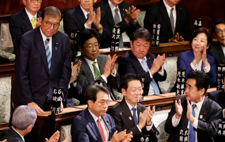 O primeiro-ministro japonês, Shigeru Ishiba, reage ao receber aplausos após ser reeleito primeiro-ministro, na Câmara Baixa do Parlamento em Tóquio, Japão, 11 de novembro de 2024