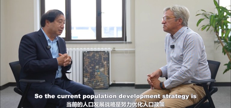 O professor Du Peng, diretor da Faculdade de População e Saúde da Universidade Renmin da China, conversa com o experiente jornalista espanhol Javier García