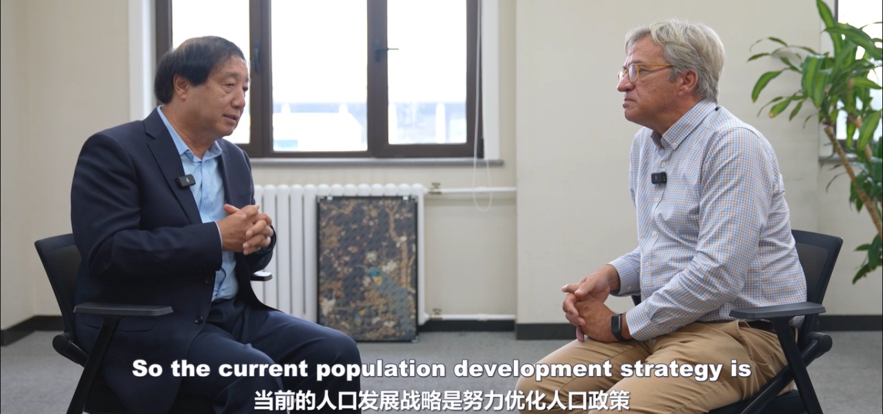 O professor Du Peng, diretor da Faculdade de População e Saúde da Universidade Renmin da China, conversa com o experiente jornalista espanhol Javier García