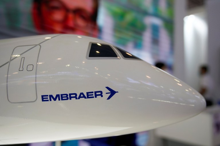 Miniatura de aeronave da Embraer durante feira do setor aéreo em Zhuhai, na China, 29/09/2021