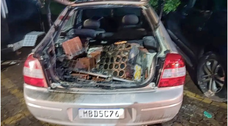 Carro onde foram encontrados artefatos explosivos em Brasília