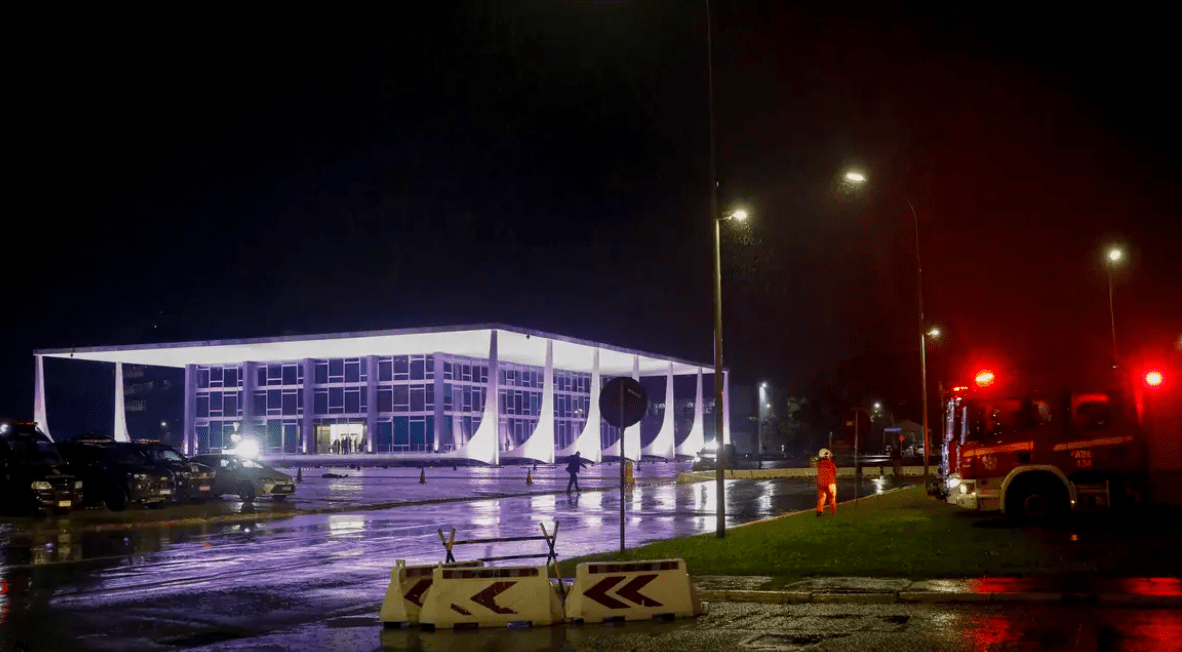Região da Praça dos Três Poderes após explosões serem ouvidas perto do Supremo Tribunal Federal (STF), Brasília-DF, 13/11/2024